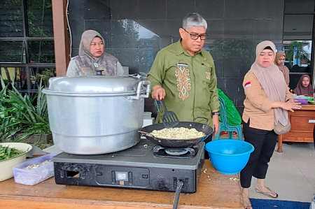 MAKANAN UNTUK KORBAN BANJIR
