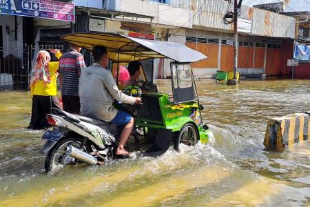 MELINTASI GENANGAN AIR