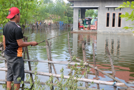 PANCING IKAN DI BANJIR