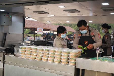 SIAPKAN MAKANAN PETUGAS KARHUTLA