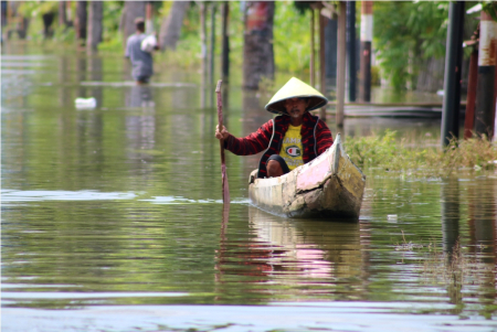 NAIK PERAHU DI TENGAH BANJIR
