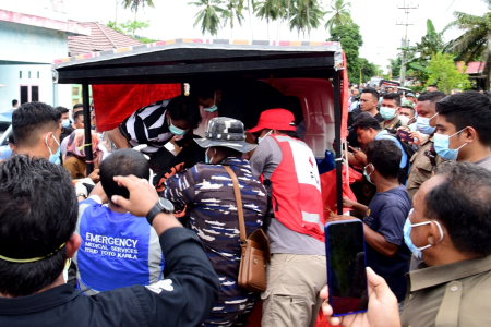 NAIKKAN JENAZAH KE MOBIL