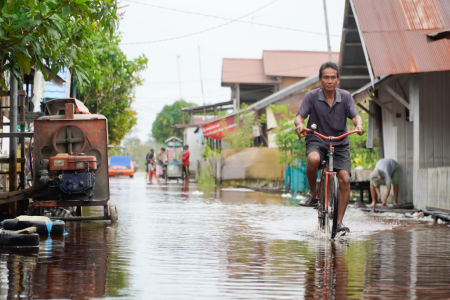MELINTASI GENANGAN AIR 