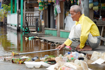 MEMBERSIHKAN SAMPAH GENANGAN AIR