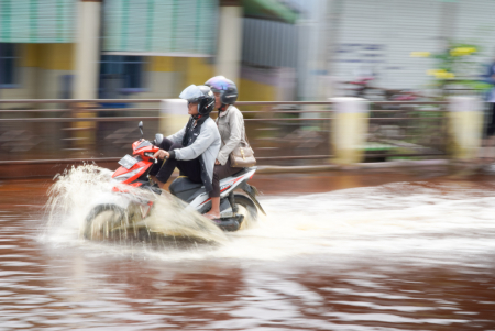 MELINTASI BANJIR
