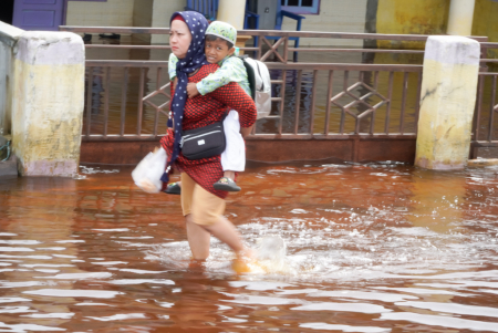 GENDONG ANAK MELINTASI BANJIR