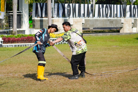 SAMBUNG SELANG PEMADAM 