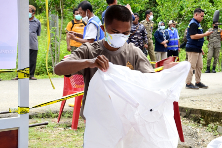 PAKAI BAJU HAZMAT