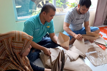 PEMBUNGKUS MAKANAN KORBAN BANJIR