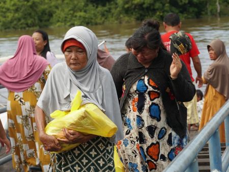 MEMBAWA PAKET SEMBAKO