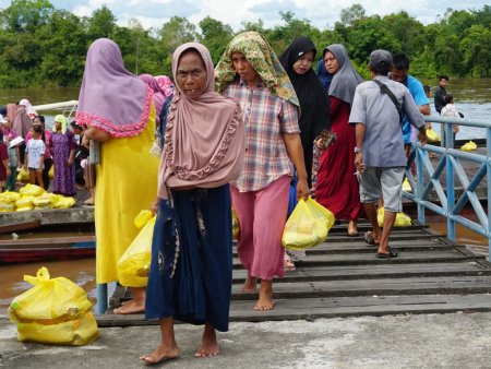 MEMBAWA PAKET SEMBAKO