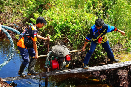 MENGANGKUT MESIN POMPA AIR