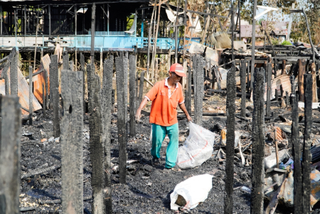 KUMPULKAN BARANG SISA KEBAKARAN 