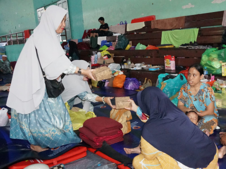 BAGIKAN NASI KOTAK UNTUK KORBAN KEBAKARAN