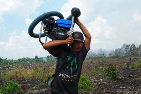 MEMBAWA MESIN POMPA AIR
