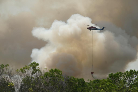 PEMADAMAN KARHUTLA DENGAN WATER BOMBING