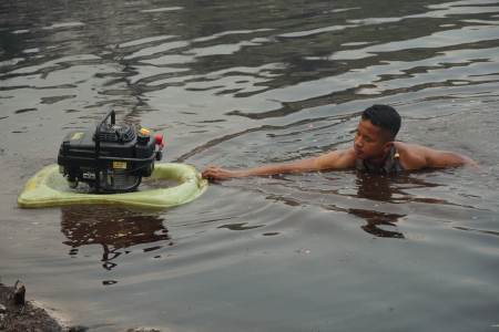PINDAHKAN MESIN POMPA LEWAT SUNGAI