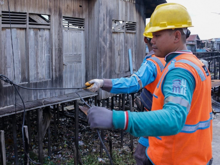 PERBAIKAN JARINGAN LISTRIK PASCA KEBAKARAN