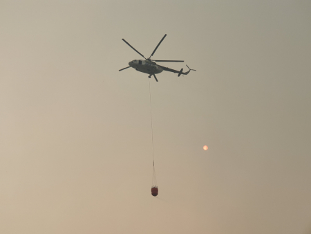 PADAMKAN KARHUTLA DENGAN  HELIKOPTER WATER BOMBING