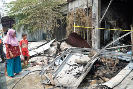 MELIHAT SISA PUING KEBAKARAN 