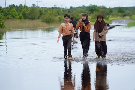 LEWATI GENANGAN AIR