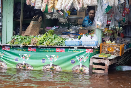 BERDAGANG di TENGAH BANJIR