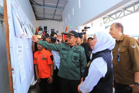  MENINJAU POSKO KARHUTLA GUNUNG LAWU
