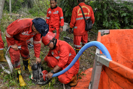 NYALAKAN MESIN POMPA AIR 