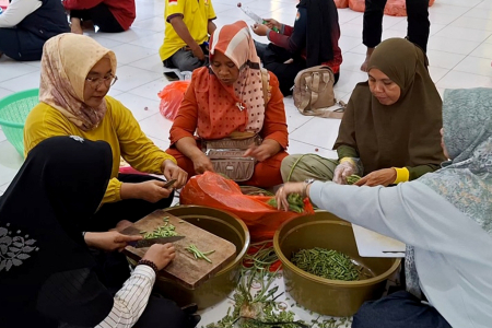SIAPKAN MAKANAN KORBAN BANJIR