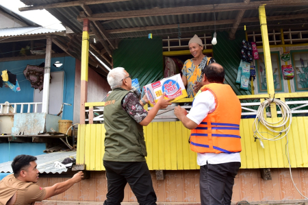 SUPLAI MAKANAN DI RUMAH PANGGUNG