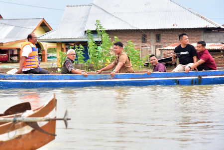 TINJAU LOKASI BANJIR