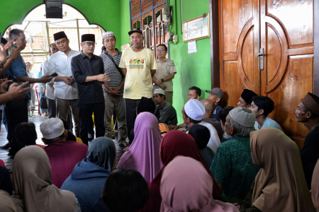 BERDIALOG DENGAN WARGA KORBAN KEBAKARAN 