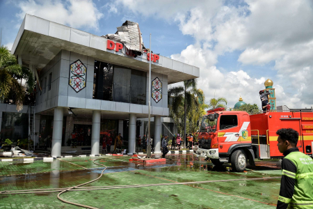 PEMADAMAN KEBAKARAN GEDUNG DPMPTSP KALTENG 