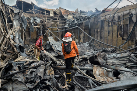 PEMADAMAN KEBAKARAN GEDUNG DPMPTSP KALTENG 
