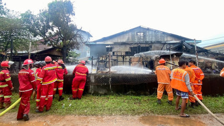 KEBAKARAN HANGUSKAN TIGA RUKO di SINGKAWANG