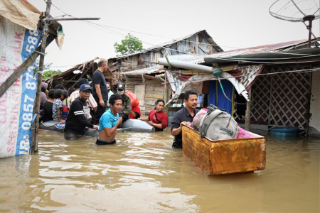 EVAKUASI KORAN BANJIR DI SINGKAWANG
