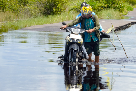 DORONG MOTOR LEWATI GENANGAN BANJIR 