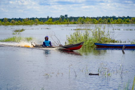 LINTASI BANJIR DENGAN KELOTOK
