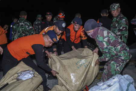 BANTUAN LOGISTIK TIBA DI PULAU BATANG DUA