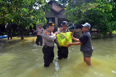 BANTUAN MAKANAN KORBAN BANJIR DI PATI