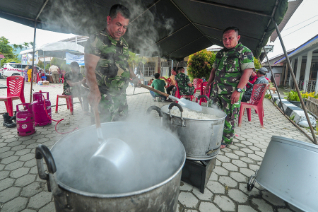 DAPUR UMUM TNI UNTUK KORBAN BANJIR JAMBI