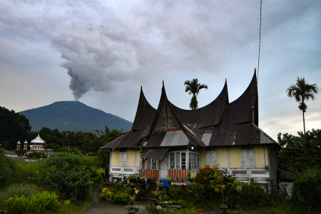 GUNUNG MARAPI KEMBALI ERUPSI