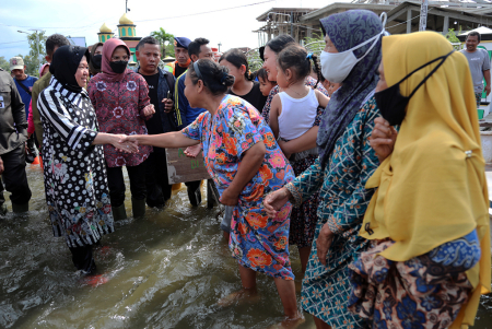 MENTERI SOSIAL TINJAU BANJIR DI PATI