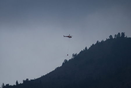 PEMADAMAN KEBAKARAN HUTAN GUNUNG LAWU DENGAN BANTUAN HELIKOPTER