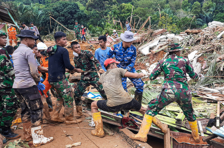 PENCARIAN KORBAN TANAH LONGSOR DI SERASAN