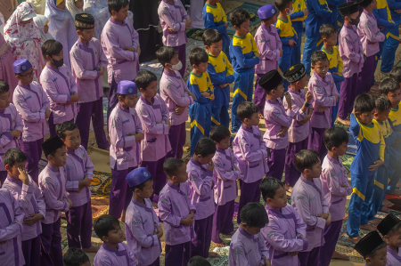 SISWA SALAT ISTISQA DAN MENGGALANG DANA