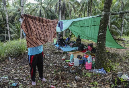 WARGA TERDAMPAK GEMPA MENGUNGSI MANDIRI