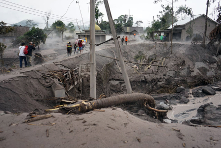 TINJAU DAMPAK ERUPSI GUNUNG SEMERU
