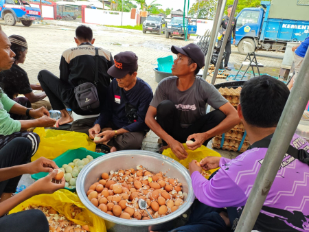 KUPAS TELUR REBUS DI DAPUR UMUM