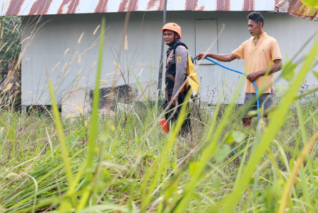 BANTU PETUGAS PADAMKAN KARHUTLA